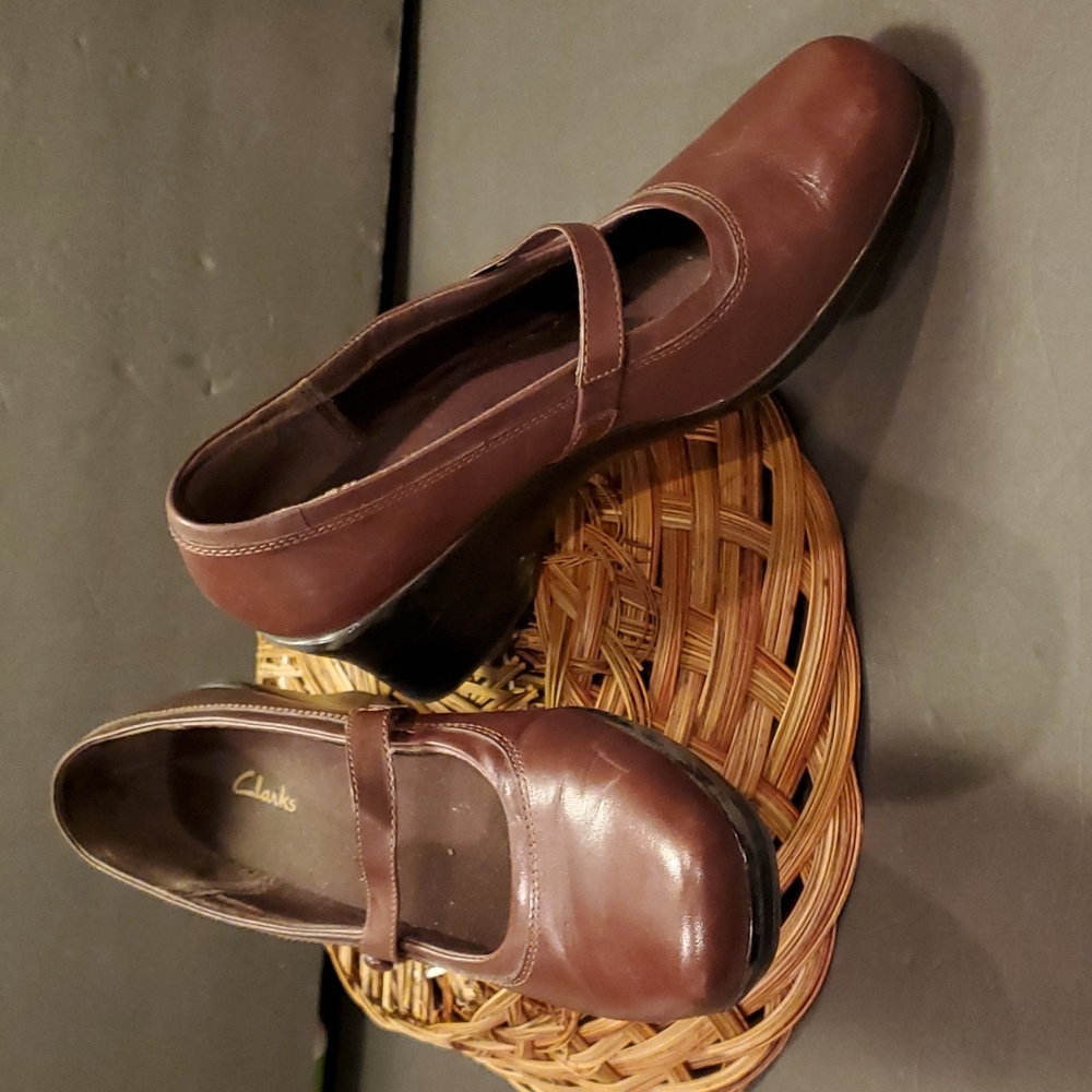 Clark’s collection Brown loafers with heel and straps. Size 9W